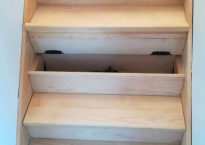 Escalier avec coffres de rangement